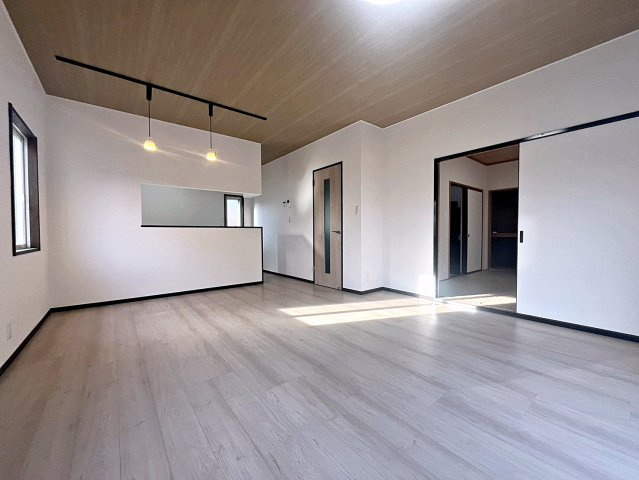福島市上鳥渡字しのぶ台　中古戸建の居間・リビング|キッチンの前にダイニングテーブルを設置すれば、お料理の配膳もスムーズです！