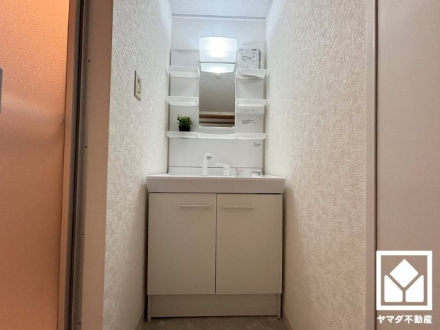 ルネ武庫川の独立洗面台|収納付きでスッキリお使い頂ける洗面台です。洗面ボウルが広めなので、忙しい朝でも身支度がしやすく時短になります。