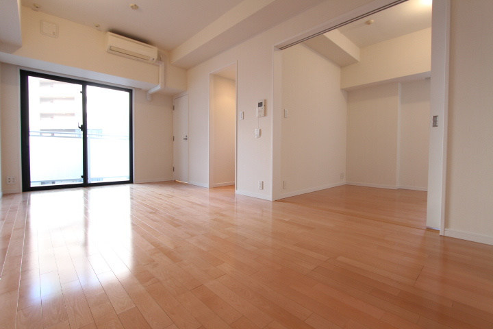 プラウドフラット横浜の居間・リビング|色が異なる場合がございますので、現地にて確認下さい。※参考写真