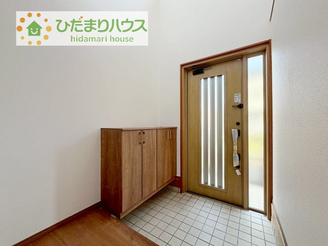 【玄関】 | 土浦市右籾1期　中古戸建 | 丁度良い靴箱のサイズ♪これだけあれば家族全員の靴がしまえてスッキリ(^O^)