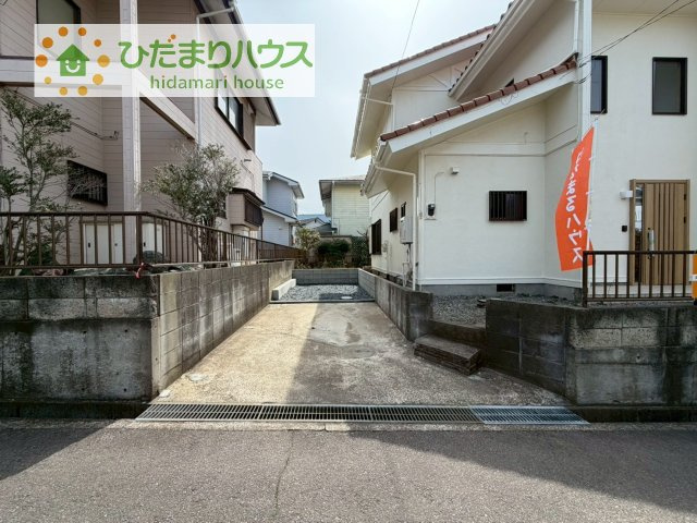 【駐車場】 | 土浦市右籾1期　中古戸建 | ゆったりとしたカースペースで、ファミリーカーや軽自動車もラクラク駐車出来ますね♪