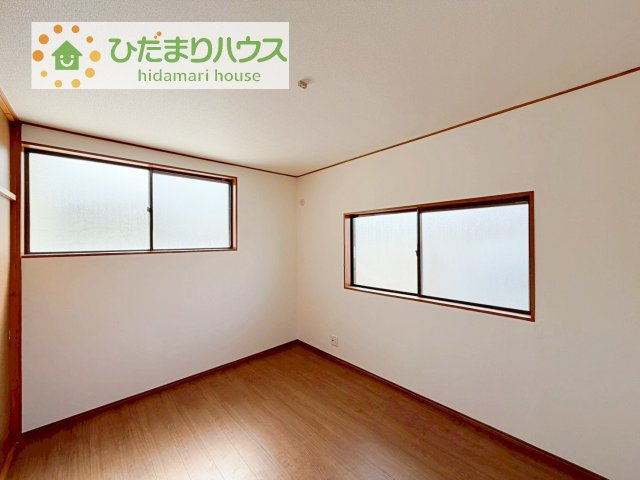 【洋室】 | 土浦市右籾1期　中古戸建 | 窓が多く、明るい空間を演出してくれます(*^^*)