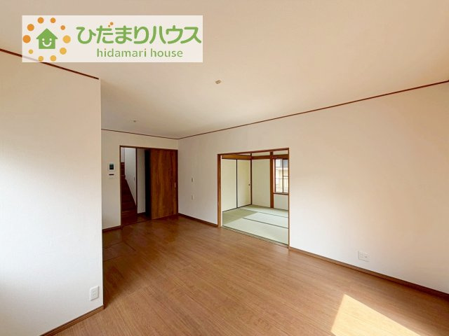 【居間・リビング】 | 土浦市右籾1期　中古戸建 | リビングの大きな窓からは、暖かな日の光が降り注ぎます・・・