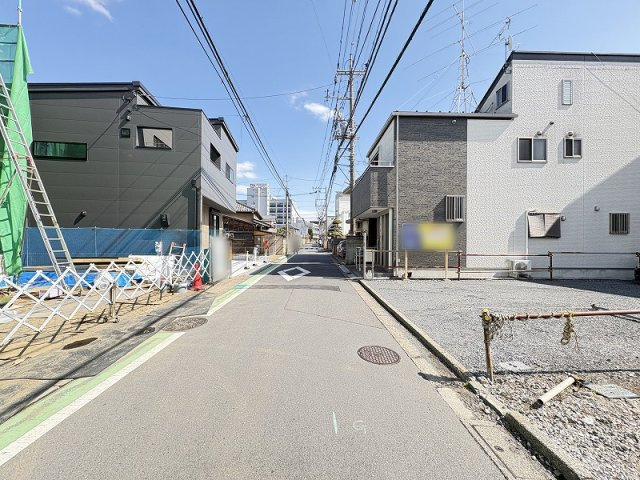 【前面道路含む現地写真】 | 志木市本町2丁目　新築一戸建住宅　全1棟　(志木本店) | 現地（2026年3月）撮影／志木小学校まで徒歩5分。お子様の通学も安心の距離。