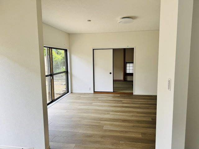 八王子市　北野台　中古戸建ての内装|～18.5帖の明るいLDKで、家族団欒の時間をお過ごしいただけます～