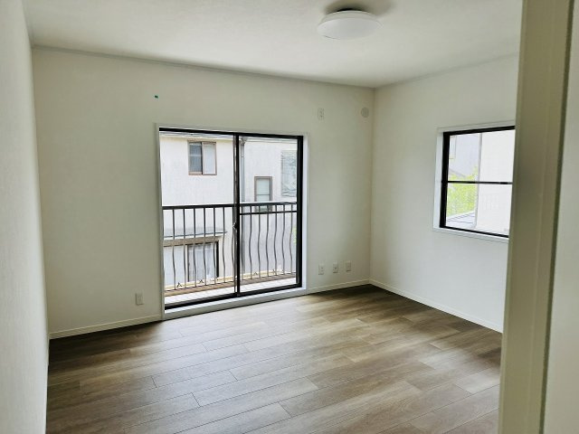 八王子市　北野台　中古戸建ての寝室|～2階8.0帖の主寝室　ベッドなど大型家具のレイアウトもしやすい広さです～