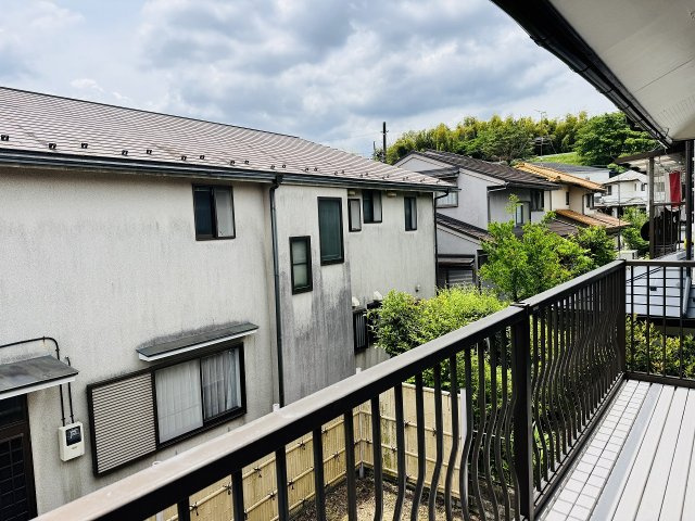 八王子市　北野台　中古戸建てのバルコニー|～2部屋から出入り可能なバルコニー～