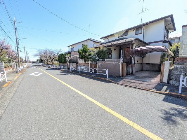 八王子市　北野台　中古戸建ての前面道路含む現地写真|～北西側5.7ｍ道路に面しています～