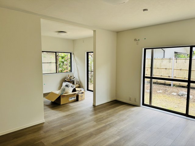 八王子市　北野台　中古戸建ての居間・リビング|～18.5帖の明るいLDKで、家族団欒の時間をお過ごしいただけます～