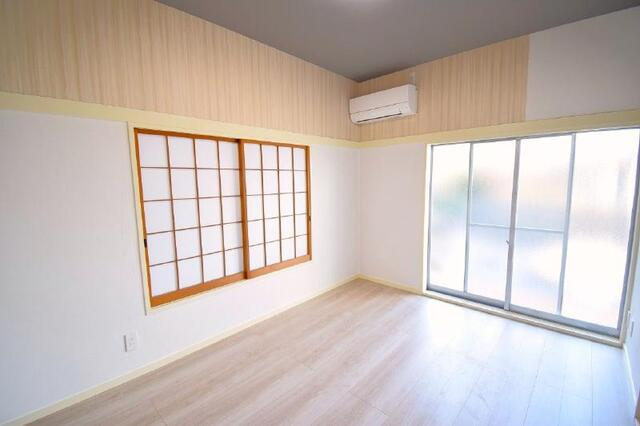 南国市立田　庭付き中古一戸建ての洋室|障子がアクセントの和モダンなインテリア。エアコンも嬉しいポイント！