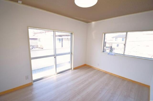 南国市立田　庭付き中古一戸建ての居間・リビング|バルコニーに面して明るい洋室です☆