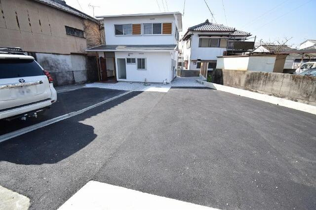 南国市立田　庭付き中古一戸建ての駐車場|広い駐車スペース。敷地内で切り返しができるので運転が苦手な方も安心☆キレイに舗装しているのも嬉しいですね。