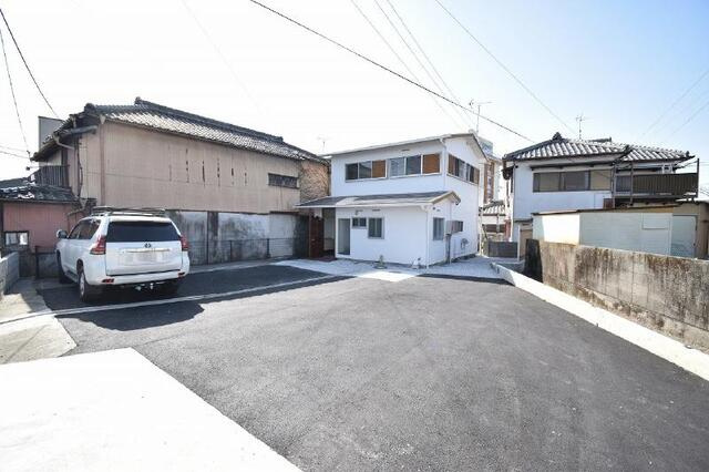 南国市立田　庭付き中古一戸建ての前面道路含む現地写真|道路とも距離がとれるので前を通る車の騒音も和らぎます。
