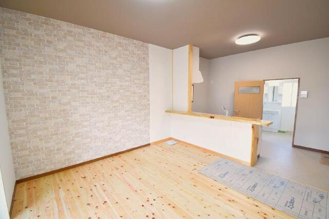 南国市立田　庭付き中古一戸建ての居間・リビング|内外全面リフォーム済！きれいで心地よい中古一戸建て☆
