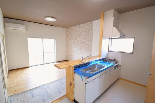 南国市立田　庭付き中古一戸建てのその他|リビングを見渡せる対面キッチンでお料理時間も楽しくなりそう♪