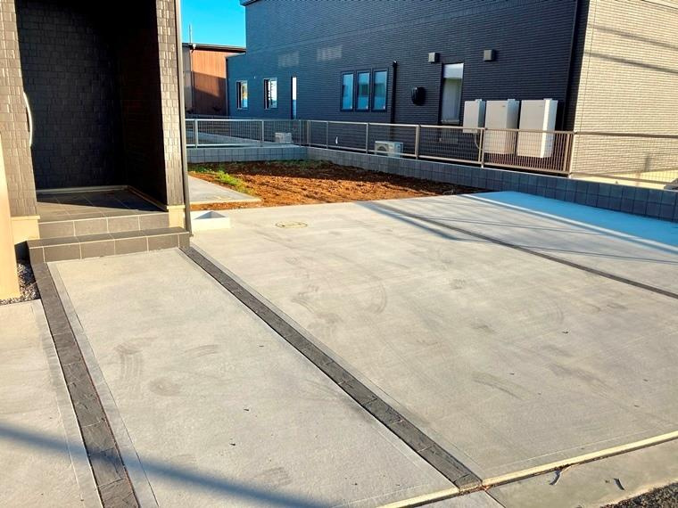 小張戸建の駐車場