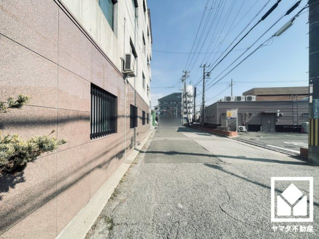 シェトア塚口第一の周辺|東側には、南北に走る県道142号線や13号線が通っています。名神高速道路の尼崎インターチェンジも車で5分圏内で、神戸方面や大阪方面へも出やすく、車での移動にも便利な立地です。