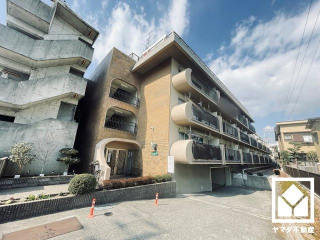 シェトア塚口第一の外観|「セブンイレブン尼崎園田学園前店」まで徒歩4分、「ウエルシア尼崎南塚口店」まで徒歩8分、「コープ塚口」まで徒歩9分など、他にも商業施設が複数あり、お買い物には困りません。