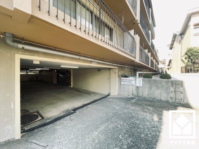 シェトア塚口第一の駐車場|屋内に保管しておけるので、愛車へのダメージが少ない地下駐車場を完備。全て分譲駐車場ですが、所有者、管理者が募集するケースがあります。最新状況は弊社スタッフまでお気軽にお問い合わせ下さい。