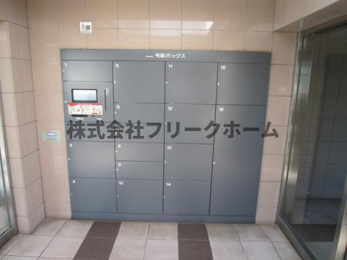 三鷹市深大寺２丁目の賃貸マンションのエントランス