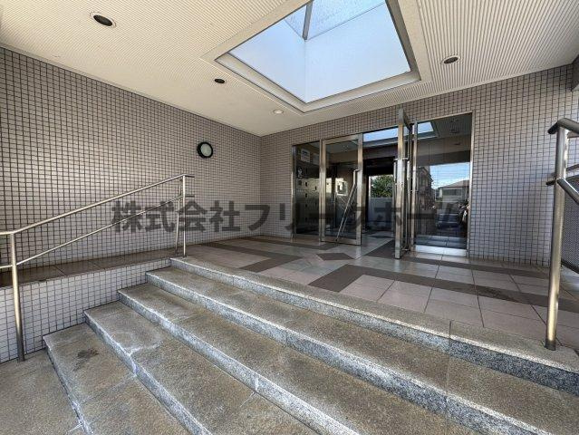 三鷹市深大寺２丁目の賃貸マンションのエントランス