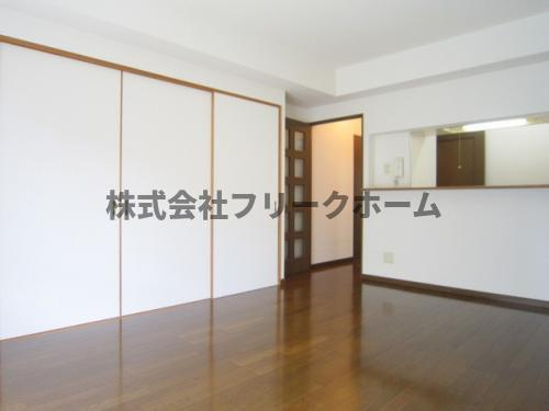三鷹市深大寺２丁目の賃貸マンションの居間・リビング