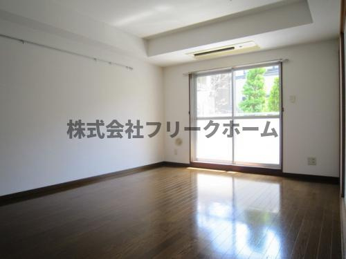 三鷹市深大寺２丁目の賃貸マンションの居間・リビング