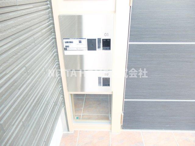 ピノテールのエントランス|不在時の荷物の受け取りに便利な宅配ＢＯＸ☆