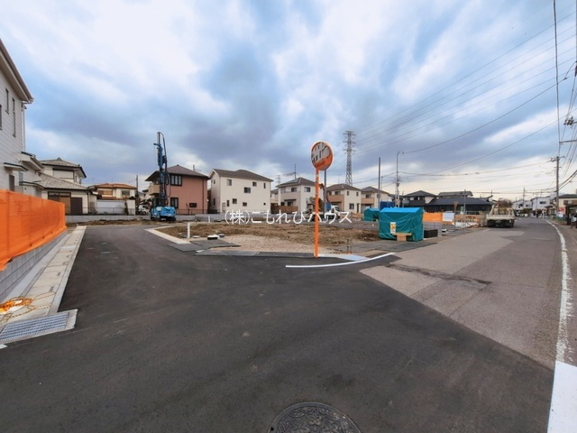 北本市中丸7丁目　新築一戸建て　ブルーミングガーデン　07の前面道路含む現地写真|撮影：'26/03/18