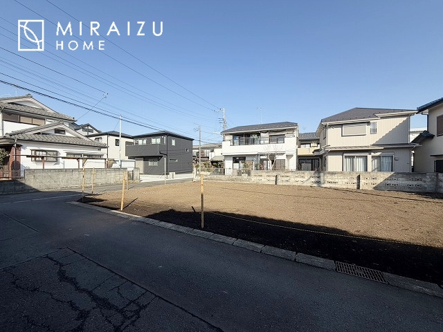 【前面道路含む現地写真】 | 人生100年時代、永く安心してお住まいいただくために、大切なご家族と財産を守ることのできる地震に強い安心な住宅！お休みの日にご家族で見学はいかがでしょう♪
