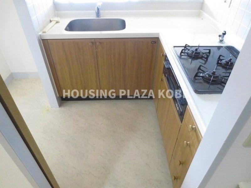 ルナガーデンのキッチン|L字型の使いやすいシステムキッチン。