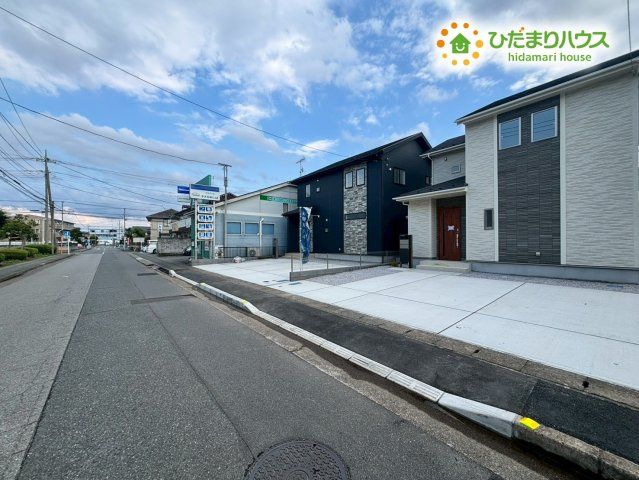 深谷市上柴町西1丁目　新築一戸建て　ブルーミングガーデン　01の前面道路含む現地写真