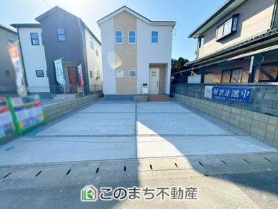 【駐車場】 | Livele Garden.S　第5下野小金井1号棟 | 横並びに2台駐車可能♪コンクリート舗装された駐車場は雨の時も水たまりにならずに便利です♪
