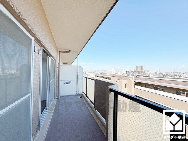 武庫川東グランドハイツのバルコニー|東側バルコニーのため、朝日が気持ちよく入り爽やかな一日を始められます。奥行きがあり広々としているため、お洗濯物もたっぷりと干す事ができます。