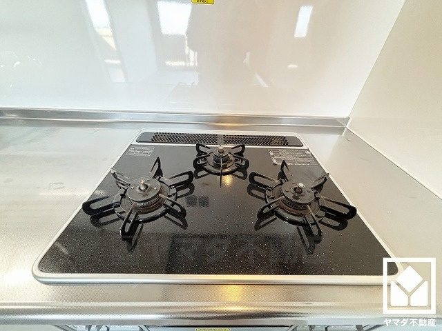 武庫川東グランドハイツのその他|家族のごはん作りがはかどる。同時調理ができる3口コンロ付き。