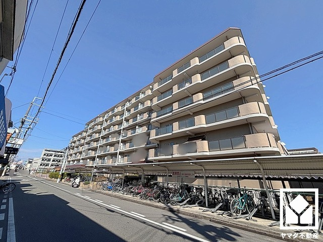 武庫川東グランドハイツの外観|サイクルラックの設置された駐輪場を完備。スッキリ整理されて、自転車同士の接触や転倒の心配がございません。
