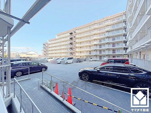 武庫川東グランドハイツの駐車場|JR東海道本線「立花」駅まで徒歩約7分、阪神電鉄本線「尼崎センタープール前」駅まで徒歩約22分の立地。2沿線利用可能で、毎日の通勤・通学だけでなく、休日のお出かけまで利便性に優れています。