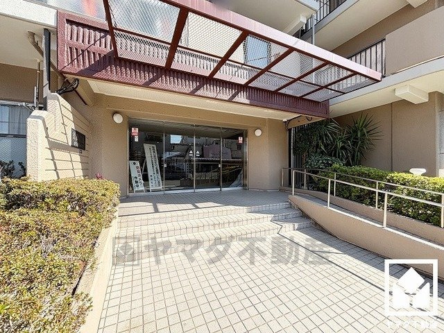 武庫川東グランドハイツのエントランス|緑に囲まれたエントランスが、都会の喧騒を忘れさせる。自然と調和する、美しい迎賓空間。