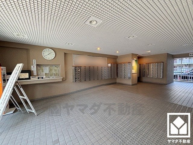 武庫川東グランドハイツのエントランス|日勤の管理人さんが、快適な日常生活をサポートしてくださいます。