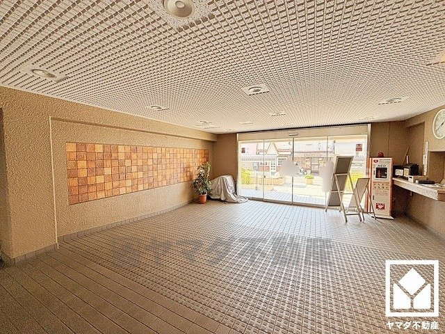 武庫川東グランドハイツのエントランス|広々とした明るいエントランスホール。綺麗に整備されており、帰宅時や来客時にも気持ちの良い空間です。