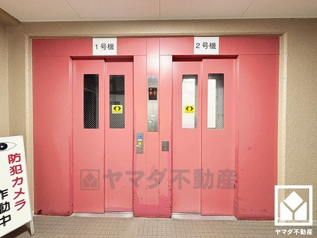 武庫川東グランドハイツのその他|2基のエレベーターを設置し、待ち時間を短縮。快適な住まいへのアクセスをスムーズに。防犯カメラが設置されておりセキュリティにも配慮されています。