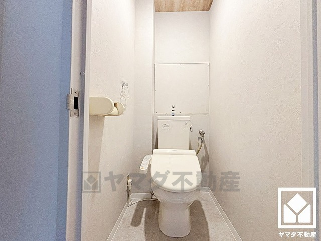 武庫川東グランドハイツのトイレ|明るく清潔感溢れるトイレです。温水洗浄便座付きで、季節を問わずいつでも温かい便座をお使いいただけます。