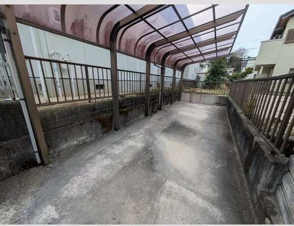 五ケ丘1丁目戸建の駐車場