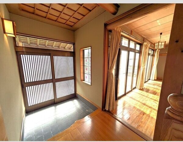 五ケ丘1丁目戸建の玄関