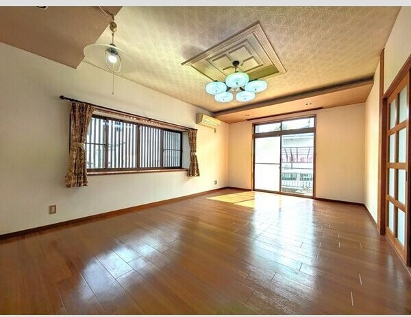 五ケ丘1丁目戸建の居間・リビング