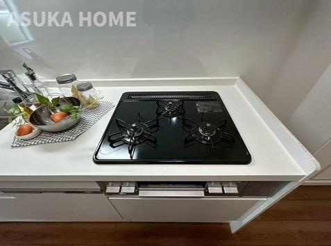 メゾン横浜能見台B棟のその他|３つ口コンロでお料理のレパートリーが増え、食卓囲むご家族の笑顔が浮かぶようですね
