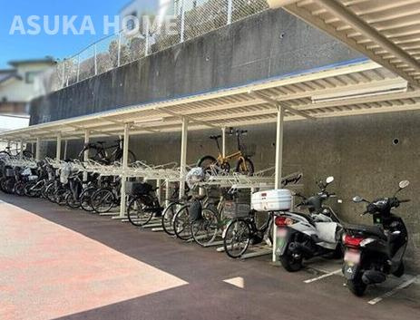 メゾン横浜能見台B棟のその他|敷地内に駐輪場とバイク置き場があります。
