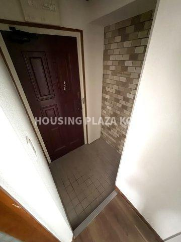 稗原マンションの玄関