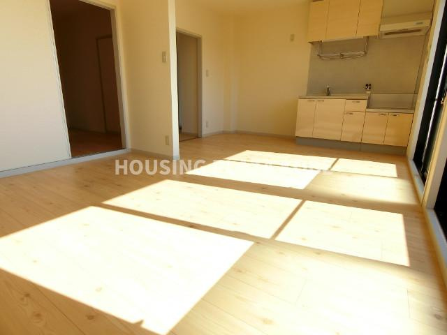 ディアス離宮山手Ｃの居間・リビング|陽当りの良い約１２帖の広々リビング