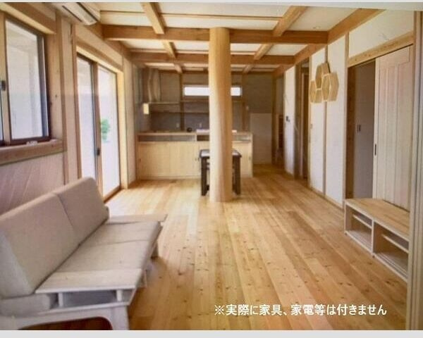 高岡本町秋葉戸建の居間・リビング